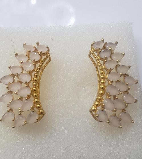 Imagem de brincos ear cuff com pedras leitosas brancas