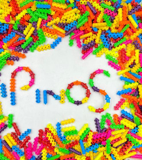 Brinquedo de Montar Pinos Encantados Coloridos Blocos de Montar 100 peças - Crie e Brink Imagem de Brinquedo de Montar Pinos Encantados Coloridos Blocos de Montar 100 peças