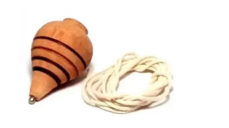 Imagem de Brinquedo Tradicional Pião De Madeira Cordas Para Crianças
