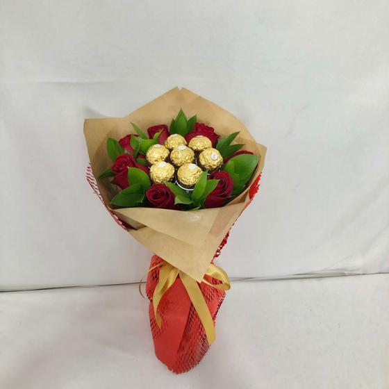 Imagem de Buquê de chocolates com rosas vermelhas, 7 bombom Ferrero Rocher