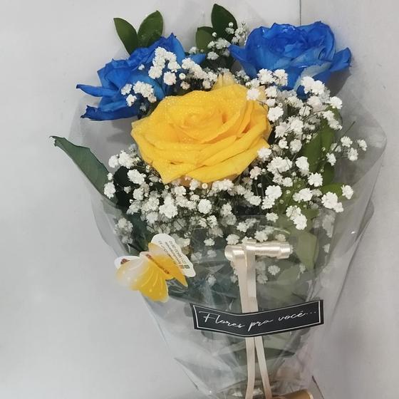 Imagem de Buquê de flores azul com amarelo.