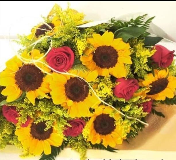 Buquê de Girassol e Rosas Meia Dúzia - N7 floral - Buquê de Flor ...