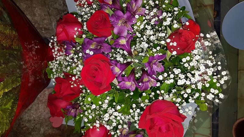 Buque de rosas vermelhas com 12 Menor preço em Buque de rosas vermelhas com 12