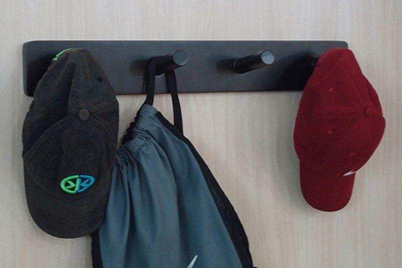 Cabideiro de Parede Porta Bolsas Tolhas Mochilas Pinos - Preto Laca Menor preço em Cabideiro de Parede Porta Bolsas Tolhas Mochilas Pinos - Preto Laca