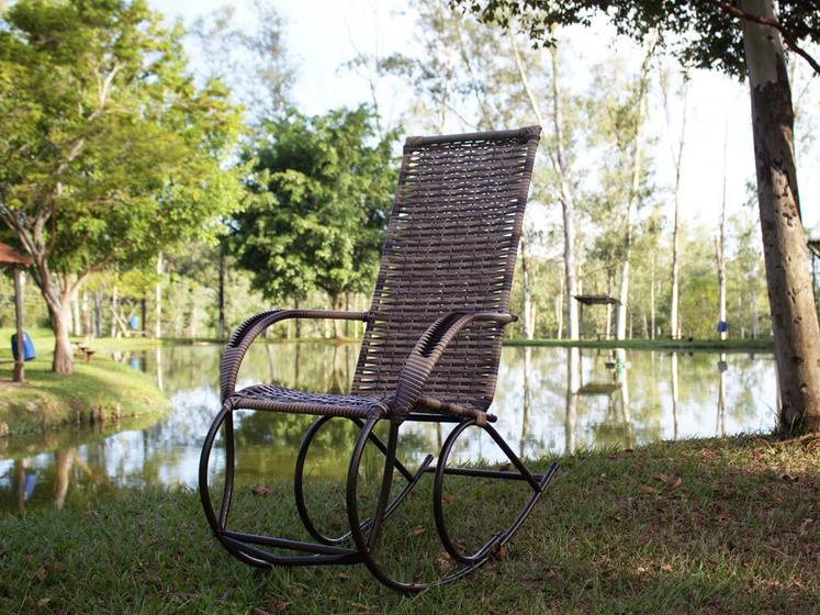 Imagem de Cadeira Com Mesa Mais Balanço Área Varanda Edícula Jardim Lazer