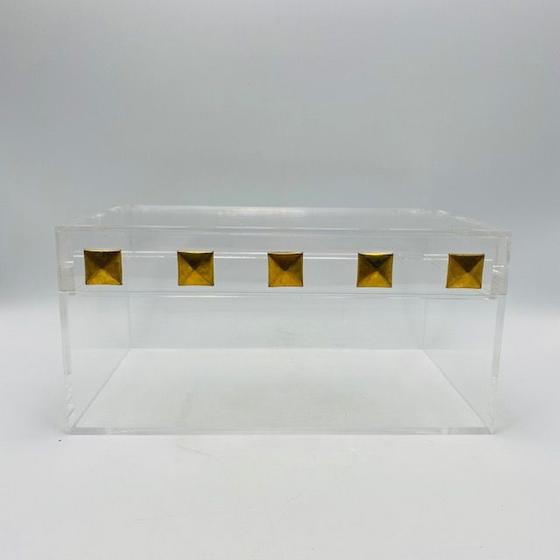 Caixa Decorativa de Acrílico Transparente com Tachas Douradas 25 x 15 x 12 cm