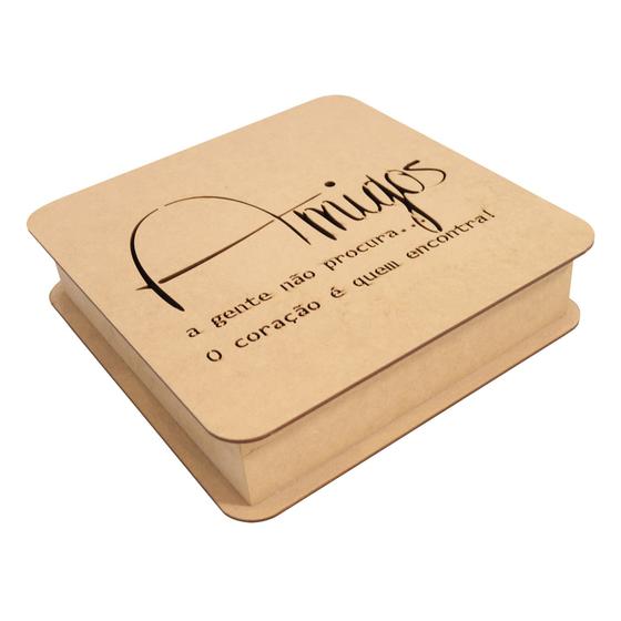 Imagem de Caixa Quadrada Com Dobradiça Frase Amigos 22,5x22,5x5,5 Mdf Madeira