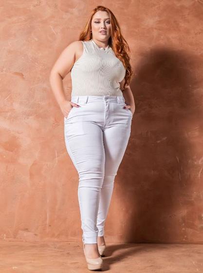Imagem de Calça Branca Plus Size Feminina em Sarja Básica Casual - Bivik Jeans