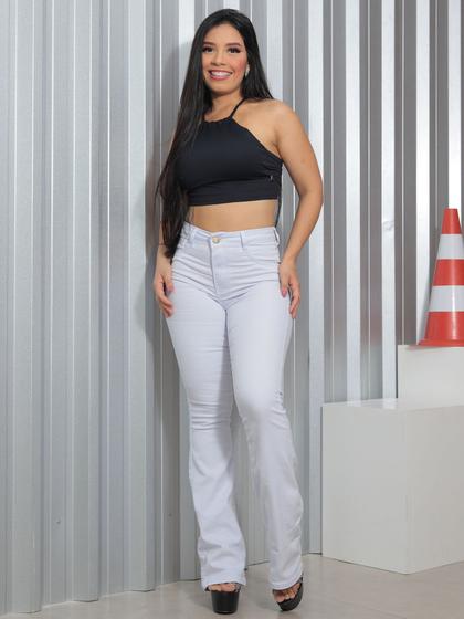 Imagem de Calça Flare Feminina Branca Cintura Alta modela bumbum lycra