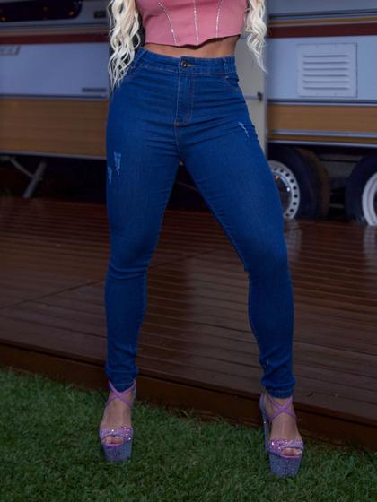 Imagem de Calça jeans classica feminina clara puida rasgada com levanta bumbum destoryer