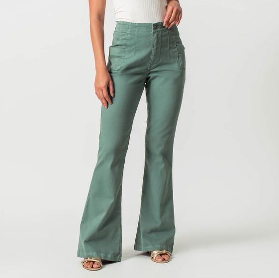 Calça Jeans Color Flare Recortes e Pence Verde Nilo Menor preço em Calça Jeans Color Flare Recortes e Pence Verde Nilo