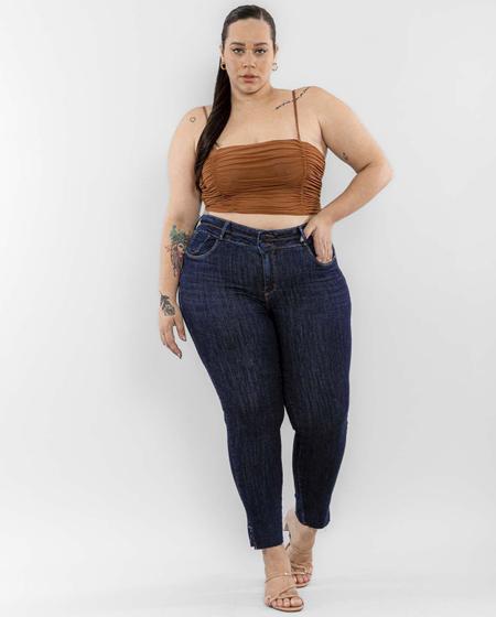 Imagem de Calça Jeans Feminina Plus Size Cós Largo e Abertura Lateral Na Barra a Fio  22522 Escura