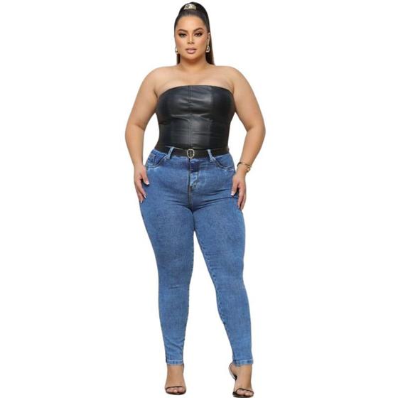 Imagem de Calça Jeans Plus Size Clara com Cinto: Ajuste Perfeito para Você se Sentir Confortável e Confiante