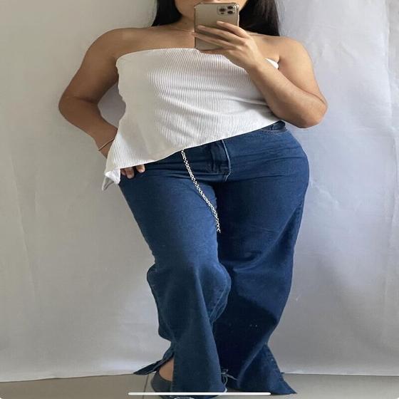 Imagem de calça jeans wide leg azul escuro com barras levemente desfiada 