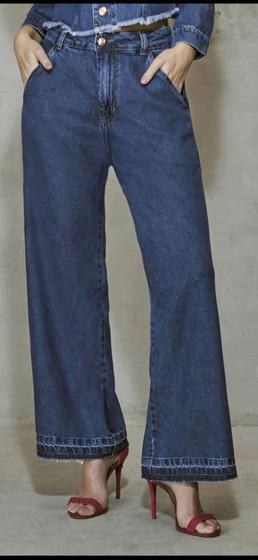 Imagem de Calça jeans wide leg.Detalhe diferenciado na barra. Tam. 44