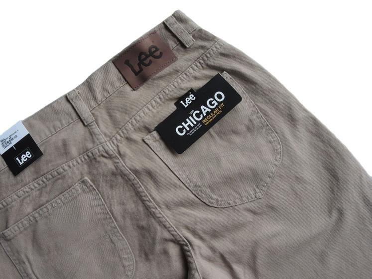 Calça Lee Chicago Masculina de Sarja Tradicional 100% Algodão Cintura Alta Caqui Menor preço em Calça Lee Chicago Masculina de Sarja Tradicional 100% Algodão Cintura Alta Caqui