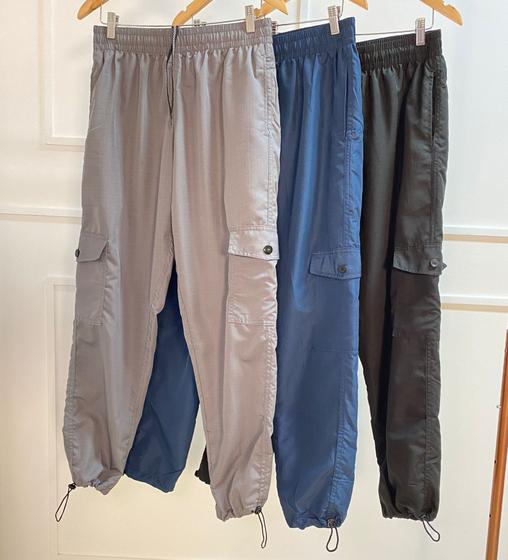 Imagem de Calça masculina cargo regulagem na barra parachute estilo