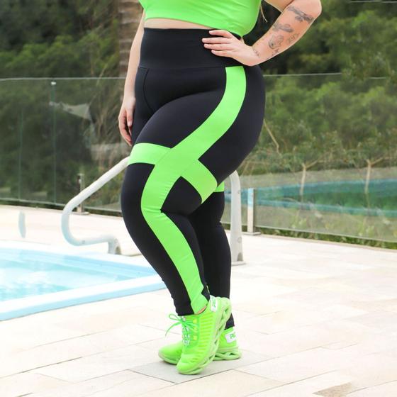 Imagem de Calça Plus Size Preta com Recortes Verde Neon 