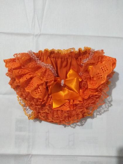 Imagem de Calcinha "bunda rica" laranja em algodão e detalhes em renda, cetim e pérolas. Tamanho até 18 meses.