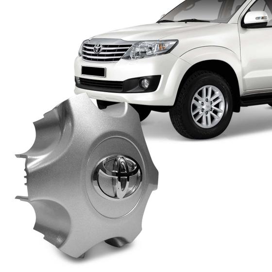 Imagem de Calota Centro de Roda Toyota Hilux 2013 2014 Prata com Emblema Fixação Por Encaixe