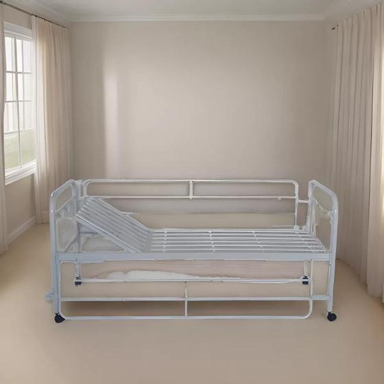 Cama Hospitalar com Grades de Proteção e Sistema Sobe e Desce e Rodinha Manual - Marcheli Imagem de Cama Hospitalar com Grades de Proteção e Sistema Sobe e Desce e Rodinha Manual
