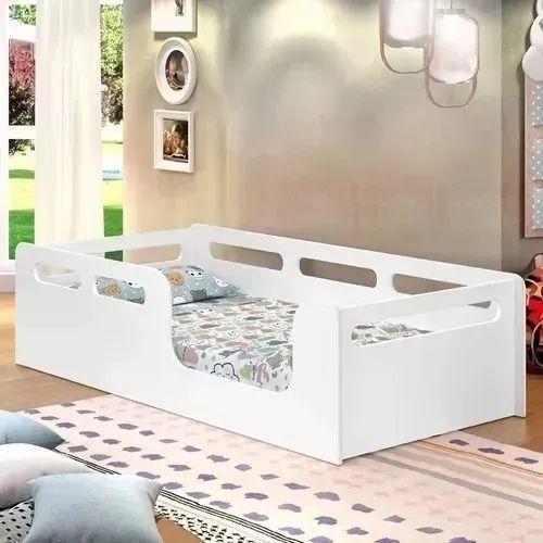 Imagem de cama solteiro montessori com proteção lateral em mdf planet baby