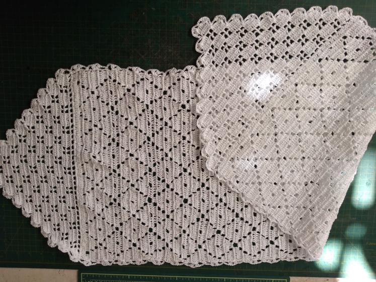 Imagem de Caminho de mesa feito com linha raysa