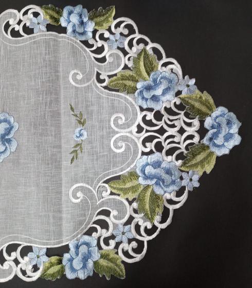 Imagem de Caminho de Mesa Rendado Atenas Azul/Branco Linha Floral 40x150cm Jolitex