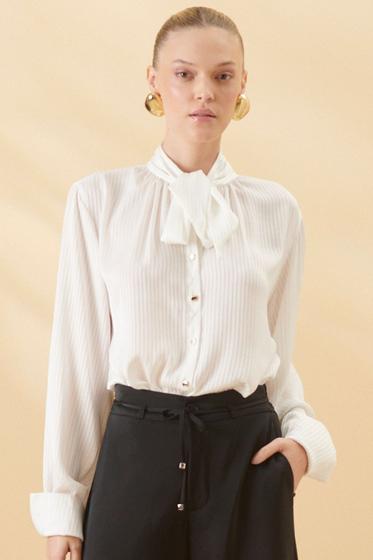 Camisa Feminina Manga Longa Gola Laço Smk Off White Menor preço em Camisa Feminina Manga Longa Gola Laço Smk Off White