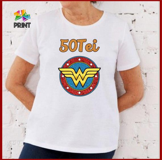 Imagem de Camiseta Adulto 50tei Mulher Maravilha Est. Vermelho Dourado - Aniversário 50 anos Zlprint
