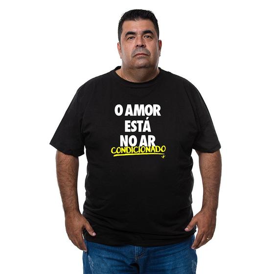 Imagem de Camiseta Algodao Macia Masculina Plus Size O Amor Esta No Ar Condicionado Com Abridor Garrafa