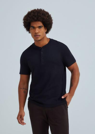 Imagem de Camiseta Básica Henley Masculina Texturizada