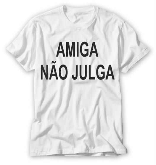 Imagem de camiseta com a frase amiga não julga oficial pronta entrega