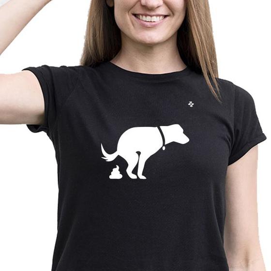 Imagem de Camiseta feminina cachorro cagando