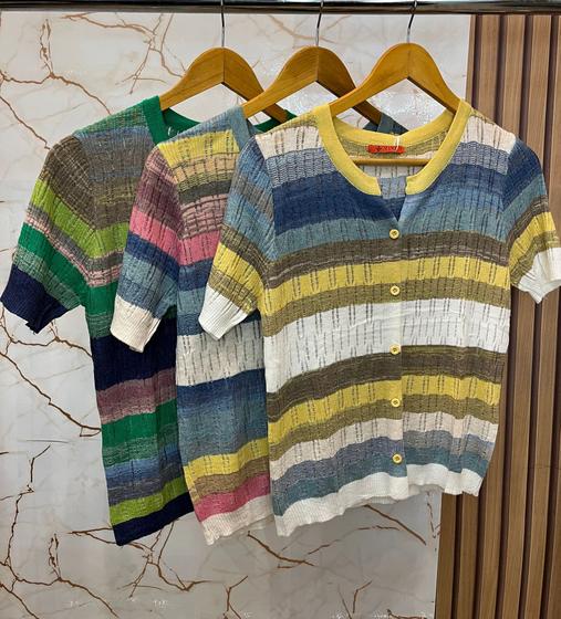 Imagem de Camiseta feminina listrada com botões