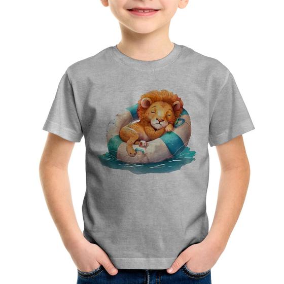 Imagem de Camiseta Infantil Leãozinho Relaxando Na Piscina - Foca na Moda