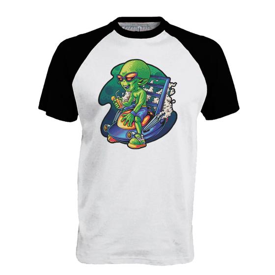 Imagem de Camiseta Raglan Alien relaxando de férias