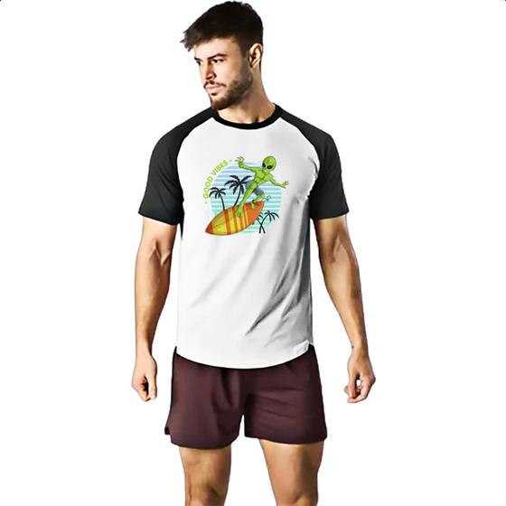 Imagem de Camiseta Raglan Alien surfando good vibes