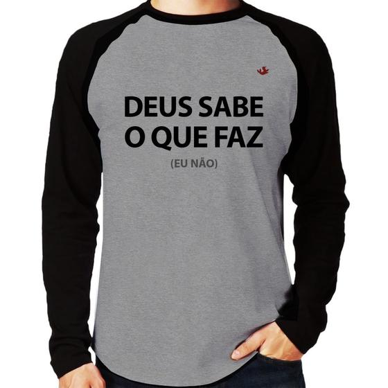 Imagem de Camiseta Raglan Deus sabe o que faz, eu não Manga Longa - Foca na Moda