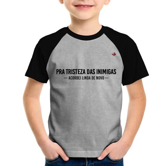 Imagem de Camiseta Raglan Infantil Pra tristeza das inimigas, acordei linda de novo - Foca na Moda