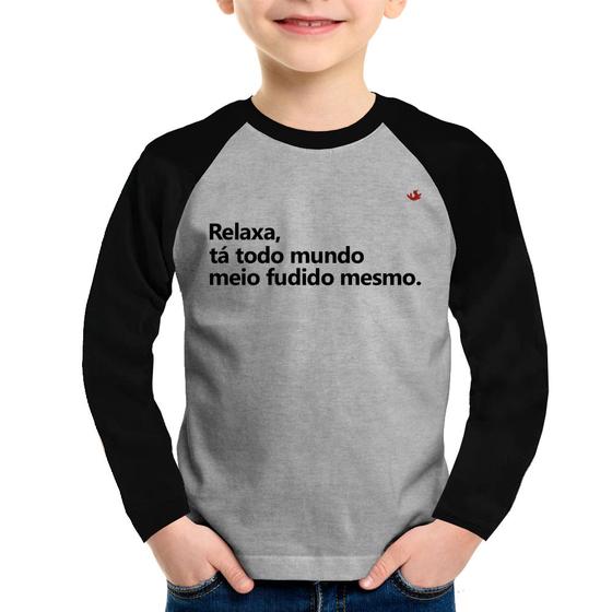 Imagem de Camiseta Raglan Infantil Relaxa, tá todo mundo meio fudido mesmo Manga Longa - Foca na Moda