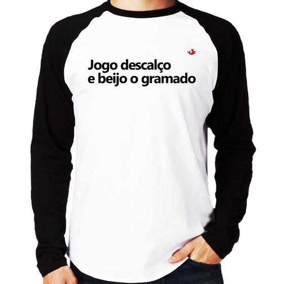 Imagem de Camiseta Raglan Jogo descalço e beijo o gramado Manga Longa - Foca na Moda