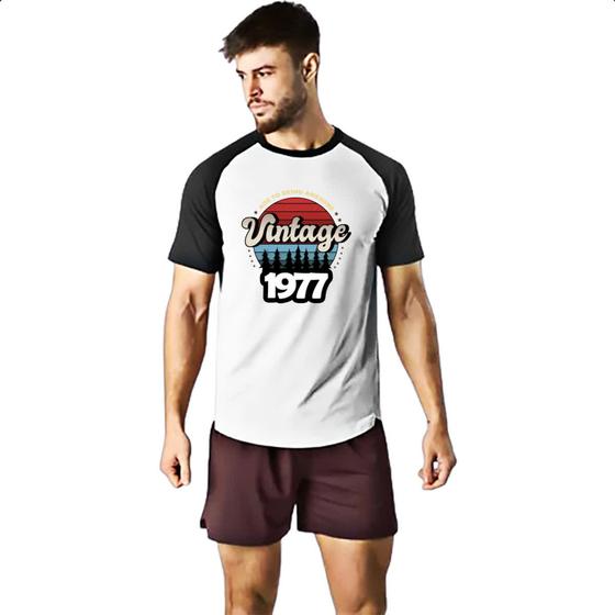 Imagem de Camiseta Raglan Vintage being awesome 1977