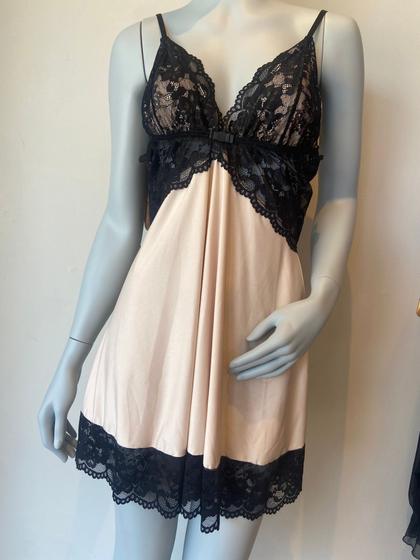 Imagem de Camisola com renda com calcinha na cor rose com detalhes em preto tm G