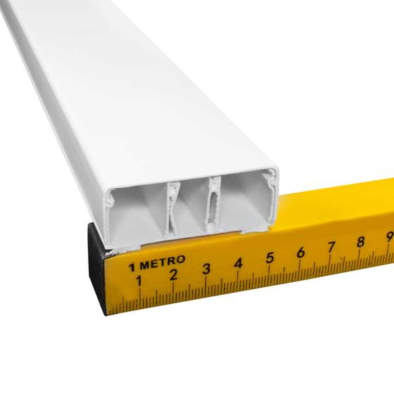 Canaleta de PVC Reforçada com Divisoria 50 x 20 x 2000 mm (5x2x200cm) Branca Com Fita Dupla Face Ilumi (Ref.: 62093DF) Menor preço em Canaleta de PVC Reforçada com Divisoria 50 x 20 x 2000 mm (5x2x200cm) Branca Com Fita Dupla Face Ilumi (Ref.: 62093DF)