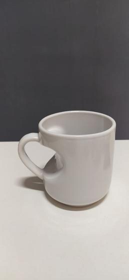 Imagem de Caneca de cerâmica com alça em formato de coração