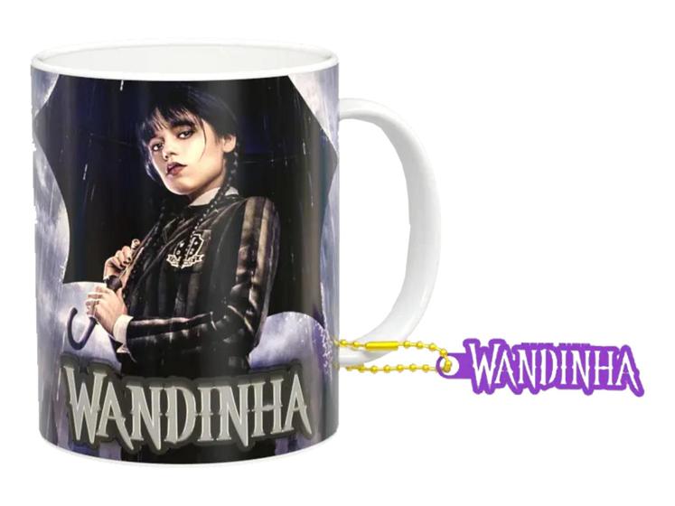 Imagem de Caneca de Porcelana  325ml Wandinha WND1. Vem com um chaveiro exclusivo no mesmo tema