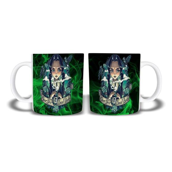 Imagem de Caneca de Porcelana Wandinha fundo verde