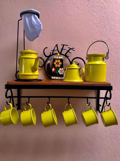 Imagem de Cantinho do café com kit bule amarelo em alumínio com caneca