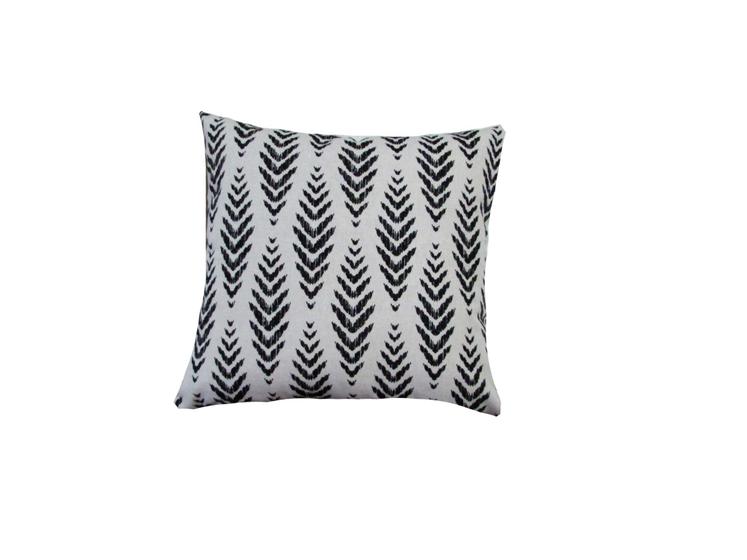 Capa Almofada 50x50 Estampado Cor Preta e Bege - Nallu Decor Imagem de Capa Almofada 50x50 Estampado Cor Preta e Bege - Nallu Decor
